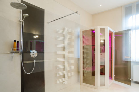 Sehr modern und offen eingerichtetes Bad