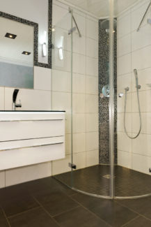 Barrierefreies Badezimmer mit ebenerdiger Dusche