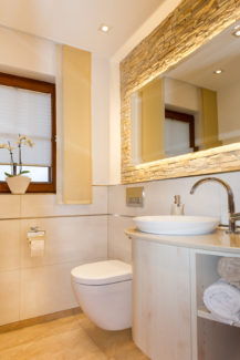 Badezimmer mit Naturstein an der Wand