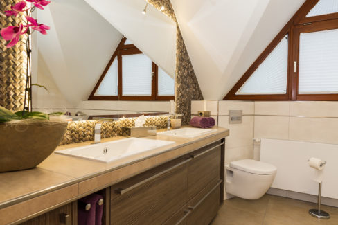 Badezimmer mit Naturstein an der Wand